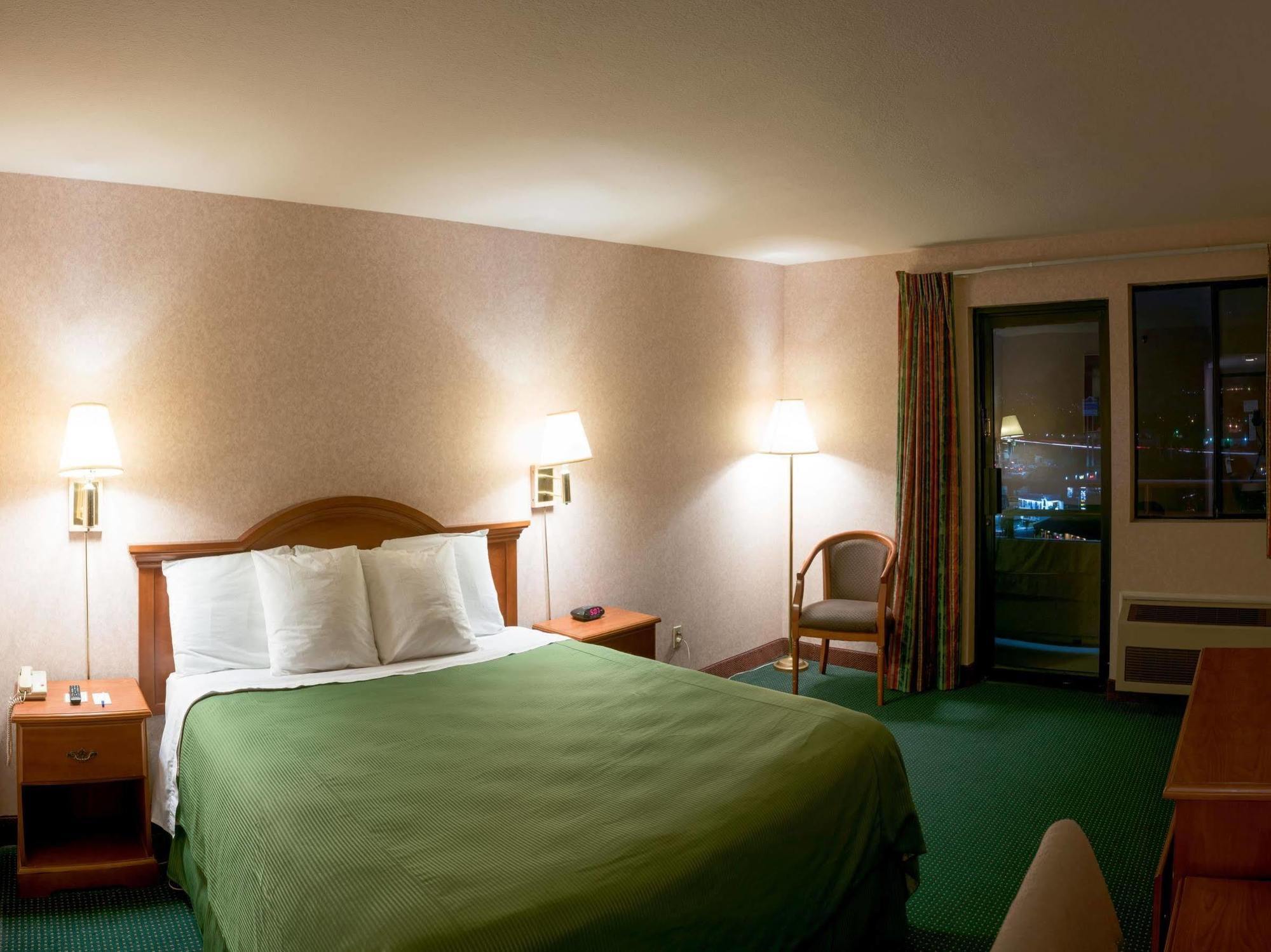 San Bernardino Inn & Suites Luaran gambar